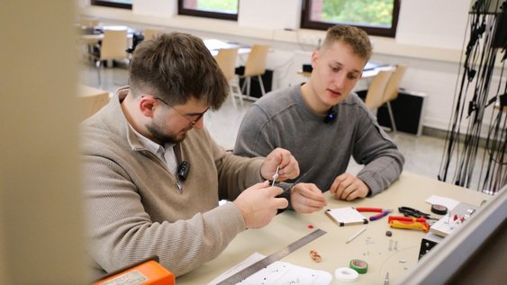 Pressefoto (Jaqueline Gebauer/Ostfalia): (v.l.n.r.) Lucca Rosenkranz und Ole Schönebaum, Studierende der Energie- und Gebäudetechnik, haben die Aufgabenstellung des Energy Awards 2026 zur Probe einmal durchgeführt. 