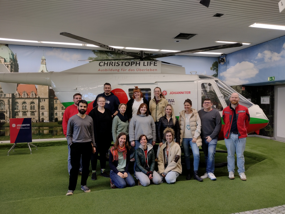 Die Studierenden vor dem Helikopter in der Johanniter Akademie