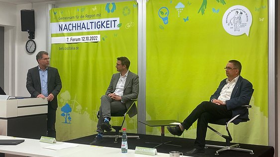 Gemeinsame Diskussion: Prof. Dr. Litschen (BELS, links am Rednerpult) und (auf dem Podium) Maximilian Bohr (BS Energy) sowie Prof. Dr.-Ing. Klaus Röttcher (Fakultät Bau-Wasser-Boden)