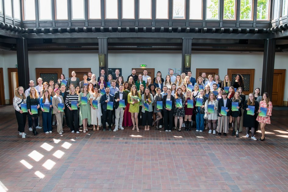 Einige Absolventen bei der Abschlussfeier 2024