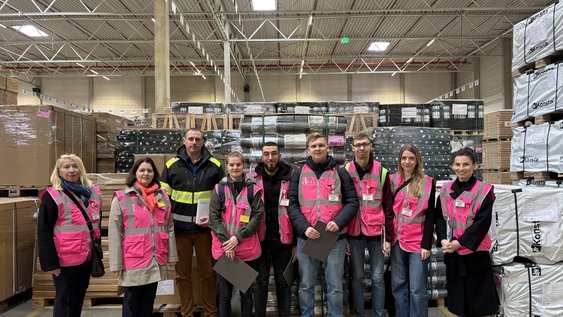 Gruppenfoto der Exkursionsteilnehmenden (v.l.n.r.): Regina Müller-Wagner, Prof. Dr. Kirsten Wegner, Tim Zimmermann, Ida Dünkel, Abu Hilal Osama, Jasper Seeger, Philip Maldag, Pauline Browatzki und Nele Jacob