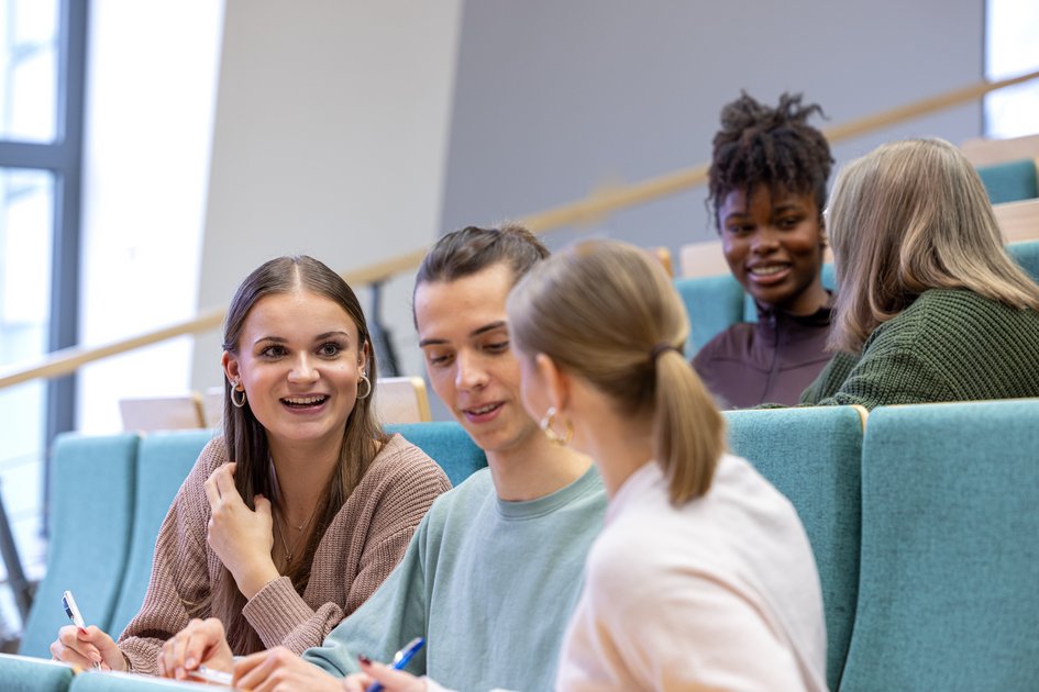 Studierende der Ostfalia Hochschule am Campus Wolfenbüttel. Dort kann man unter anderem Soziale Arbeit studieren.