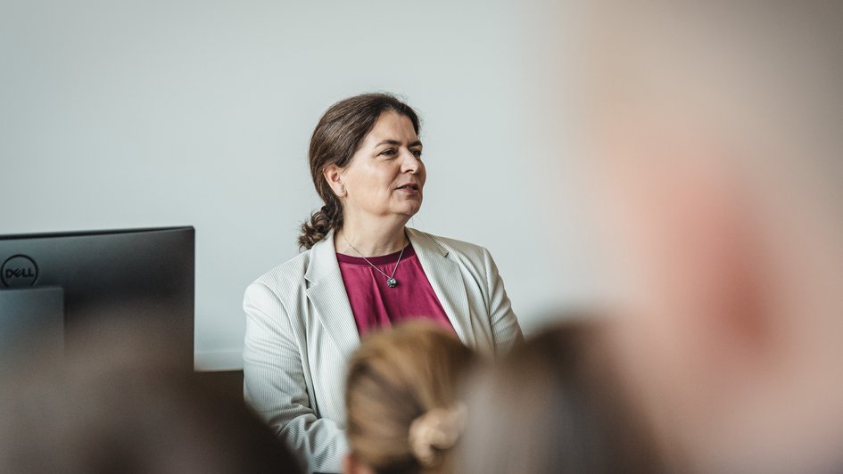 Pressefoto (Leon Tonhäuser/Ostfalia): Prof. Dr. Kirsten Wegner, Dekanin der Fakultät Handel und Soziale Arbeit.