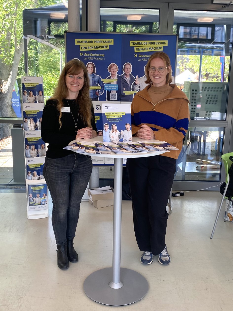 Jessica Ficek und Jana Götz informieren am Stand von ProProf über en Karriereweg HAW-Professur.
