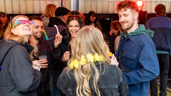 Pressefoto (Philipp Ziebart/Ostfalia): Ab 19 Uhr wird beim Campustag der Ostfalia auch dieses Jahr der Innenhof wieder zur Tanzfläche. 