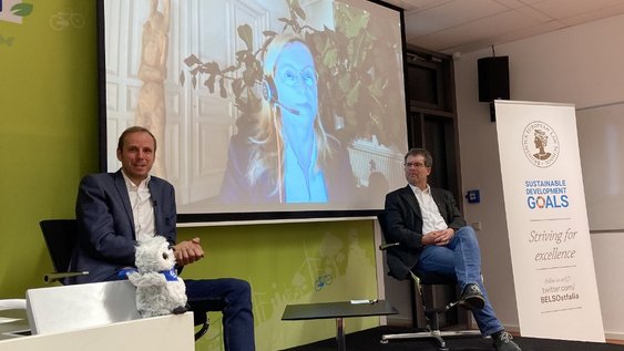 Nico Briskorn vom VfL Wolfsburg (links) und Prof. Dr. Litschen, Dekan der Fakultät Recht (rechts) auf dem Podium beim Forum Nachhaltigkeit. Auf der Leinwand im Hintergrund ist die zugeschaltete Dr. Irina Kummert zu sehen.