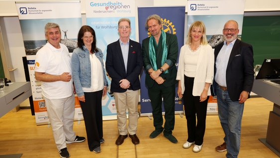 Pressefoto (Matthias Leitzke/Ostfalia): Von links: Prof. Dr. Mike Hoffmeister (interkultureller Glücksforscher an der Ostfalia), Christina Hadler (Leiterin betriebliches Gesundheitsmanagement Ostfalia), Andries Oosthuizen (Südafrikanischer Vizebotschafter, Berlin); Prof. Dr. Sven Sohr (Philosoph und Psychologe, Professor für Life Coaching und Positive Psychologie, DHGS Berlin), Henrike Richter (Psychologin an der Ostfalia und Vorsitzende Jugendberatung mondoX e.V.) und Dr. Andreas Walker (Schweizer Zukunfts- und Hoffnungsforscher, Basel)