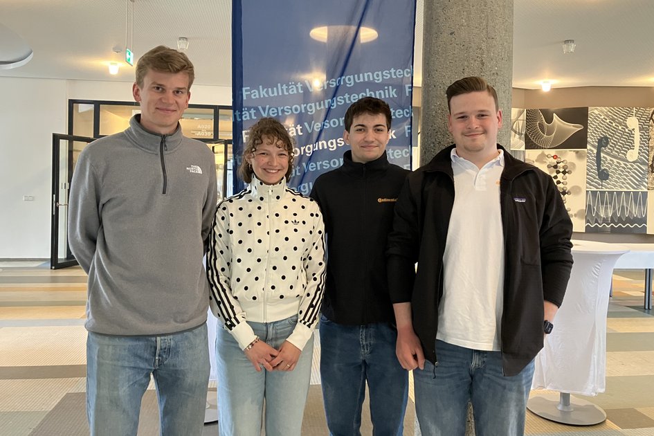 Studierende der Fakultät Versorgungstechnik beim "Tag der Versorger 2026": Tim Langer, Charlotte Stegel, Maxime Keller und Ole Mertins (von links nach rechts).