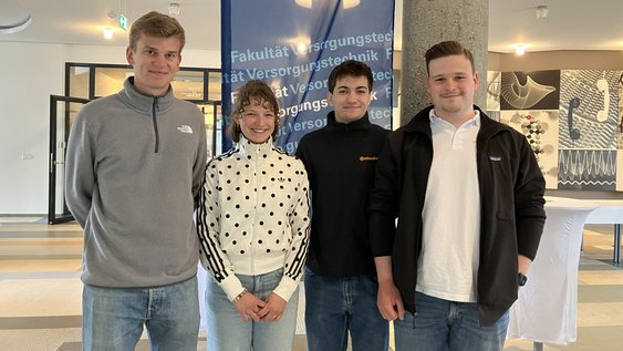Studierende der Fakultät Versorgungstechnik beim "Tag der Versorger 2026": Tim Langer, Charlotte Stegel, Maxime Keller und Ole Mertins (von links nach rechts).