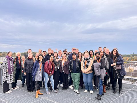 Die Gäste der 11. Internationalen Woche am Campus Wolfsburg der Ostfalia Hochschule stehen auf dem Dach des Wolfsburger Rathauses und genießen den Blick über die herbstliche Stadt. (öffnet Vergrößerung des Bildes)
