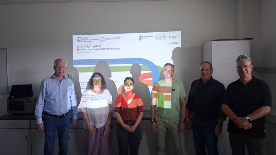 V.l.n.r.: Falko Missikewitz (Geschäftsführer Hohrenk), Anke Bettina Beck (Stadt Salzgitter, Fachdienst Tiefbau und Verkehr), Stefanie Otto (Wissenschaftliche Mitarbeiterin Ostfalia), Prof. Dr. Ing. Andreas Ligocki (Ostfalia, Fakultät Maschinenbau), Torsten Fleige-Lütgering (Stadt Salzgitter, Fachdienst Tiefbau und Verkehr), Stefan Elsner (Stadt Salzgitter, Bereichsleitung Straßenunterhaltung).