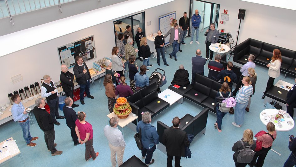 Der Hauptberufliche Vizepräsident für Personal und Finanzen der Ostfalia, Volker Küch, begrüßt die Teilnehmenden bei der Gesprächsrunde am Campus Wolfsburg.