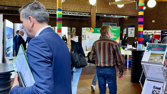 Besucher der Ausstellung beim Altlastentag im Mensa-Foyer am Ostfalia Campus Suderburg.