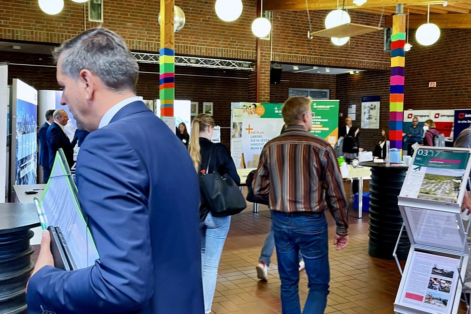 Besucher der Ausstellung beim Altlastentag im Mensa-Foyer am Ostfalia Campus Suderburg.