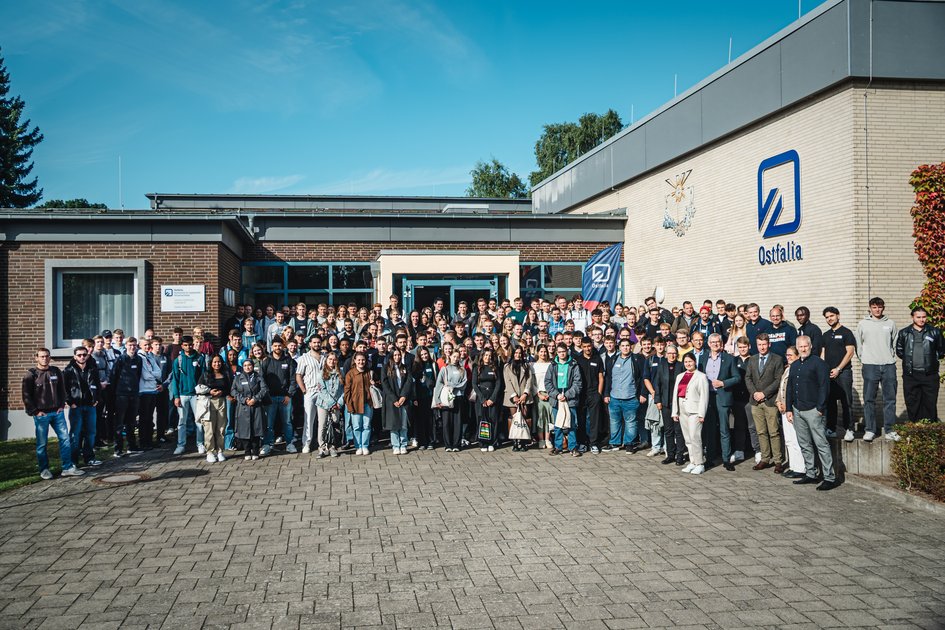Gruppenfoto der neuen Studierenden zum Wintersemester 26.