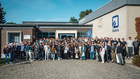 Gruppenfoto der neuen Studierenden zum Wintersemester 26.