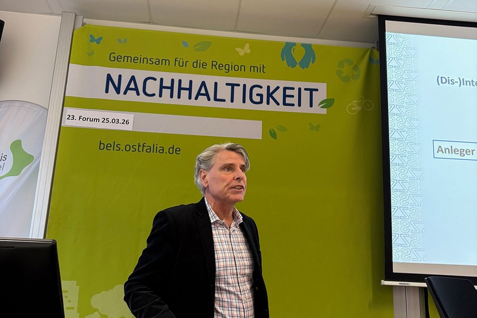 Prof. Dr. Harald Rau steht am Rednerpult und seinen Vortrag beim Forum Nachhaltigkeit.