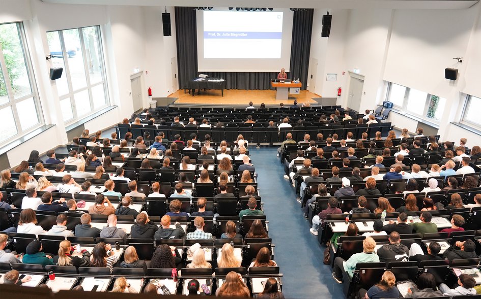 Pressefoto (Nadine Zimmer/Ostfalia): Blick in die Aula bei der Erstsemesterbegrüßung am Campus Wolfenbüttel der Ostfalia Hochschule.