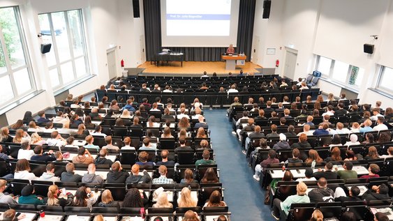 Pressefoto (Nadine Zimmer/Ostfalia): Blick in die Aula bei der Erstsemesterbegrüßung am Campus Wolfenbüttel der Ostfalia Hochschule.