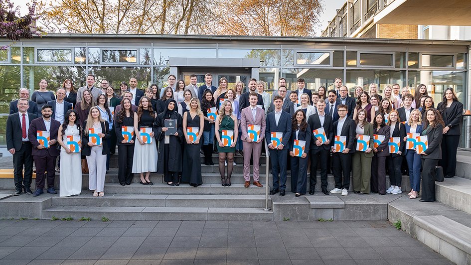 Pressefoto (Alec Pein/Ostfalia): Gruppenbild der Absolvent*innen mit Professor*innen der Fakultät Recht/BELS.