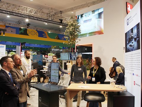 Minister Falko Mohrs in conversation with researchers from Ostfalia University of Applied Sciences and Arts at Hannover Messe 2026. (opens enlarged image)