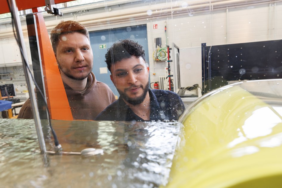Zwei Studierende der Ostfalia Hochschule arbeiten an einer Wellenrinne. Am Campus Suderburg kann man unter anderem Wasser- und Bodenmanagement studieren.