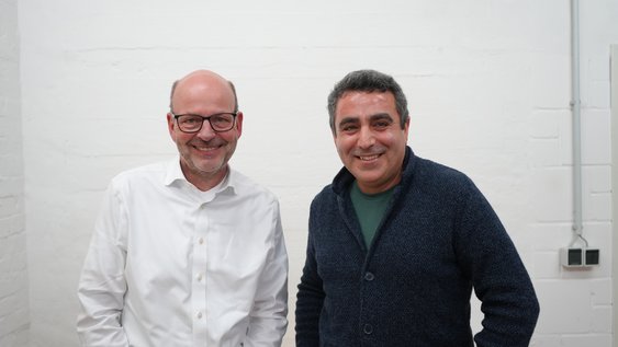 Prof. Dr. Heinz-Dieter Quack (links) und Prof. Dr. Bülent Yagimli diskutieren Forschung zu mechanischen Eigenschaften und Aushärteprozessen von Kunststoffen am Ostfalia-Campus Wolfenbüttel.