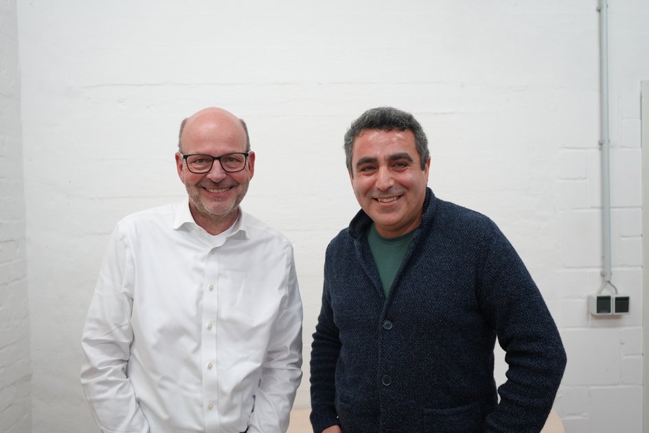 Prof. Dr. Heinz-Dieter Quack (links) und Prof. Dr. Bülent Yagimli diskutieren Forschung zu mechanischen Eigenschaften und Aushärteprozessen von Kunststoffen am Ostfalia-Campus Wolfenbüttel.