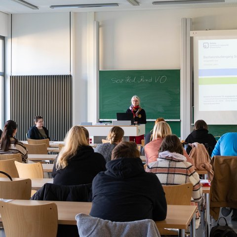 Foto Vortrag zu Studiengängen (öffnet Vergrößerung des Bildes)
