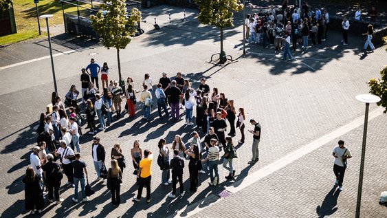 Studierende bei einem Laborversuch 