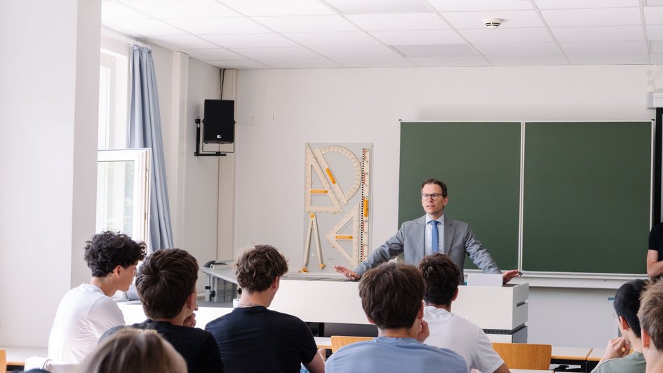 Prof. Dr.-Ing. Henning Zindler begrüßt die Schüler*innen der Gaußschule aus Braunschweig.