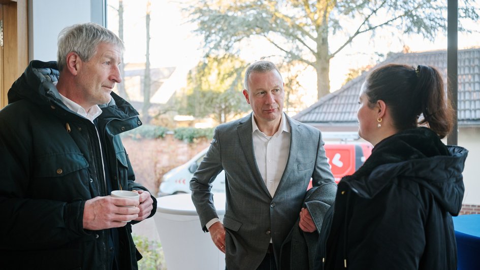 Thomas Hoffmann (Ostfalia), Knud Ahlborn (TU Braunschweig) und Dominique Moré-Jones (AGV) im Gespräch.