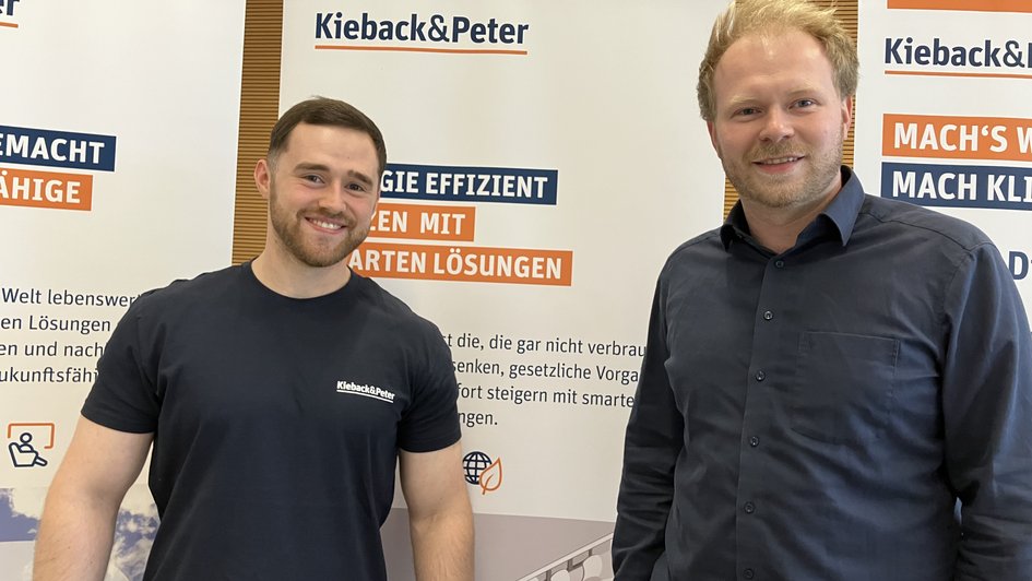 Alumni der Ostfalia: Steven Pampuch (links) und Caspar Schröder von Kieback&Peter bei der Recruiting Night 2026.