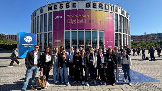 Gruppenbild Studierende mit Professor*innen am Eingang des Fachmesse