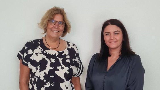 Das Bild zeigt Prof. Dr. Sandra Müller zusammen mit Dr. Funda Ertas-Spantgar