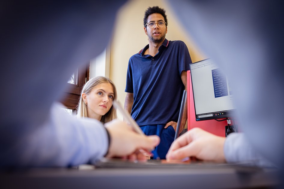 Studierende der Osttfalia Hochschule am Campus Wolfenbüttel. Dort kann man unter anderem in einem Onlinestudiengang virtuell IT-Sicherheit studieren.