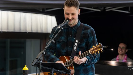 Musiker Robin Kap performt beim Campustag 2025.