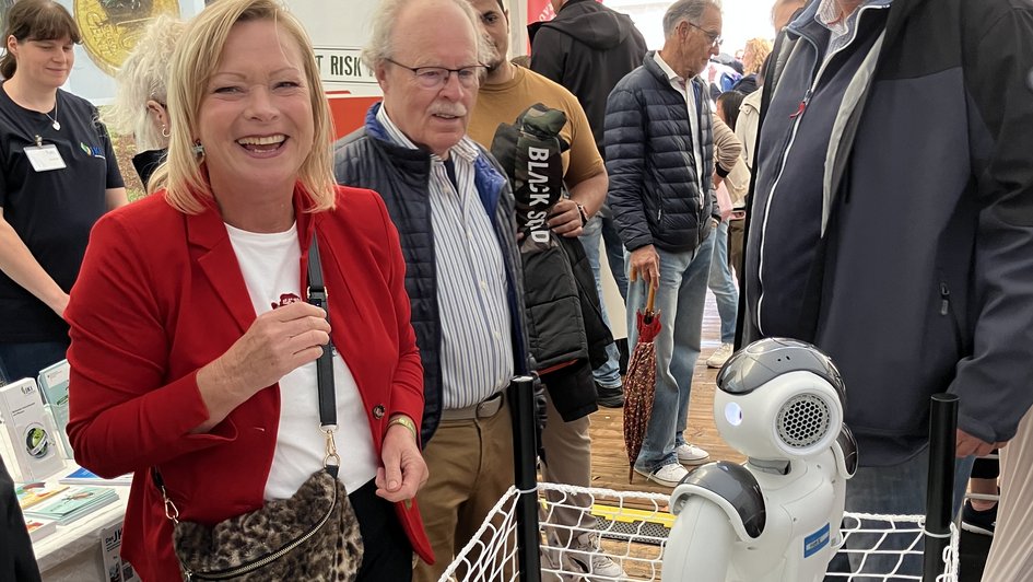 Die interaktiven Roboter Nao und Robbi waren ein Magnet für die Besucher*innen. Hier steuert Bundestagsabgeordnete Dunja Kreiser die Aktionen von Nao.