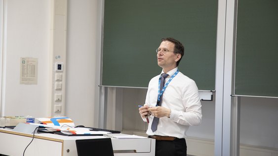 Professor Dr.-Ing. Henning Zindler präsentiert in einem Hörsaal.