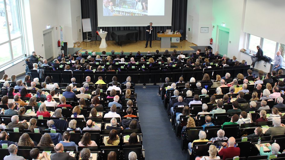 Volles Haus an der Ostfalia: Dr. Eckart von Hirschhausen beim Klimaforum.