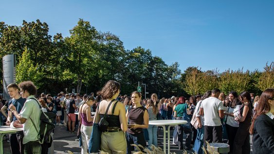 Pressefoto (Silvia Mödeker/Ostfalia): Blick in den Hörsaal bei der Erstsemesterbegrüßung am Campus Salzgitter.