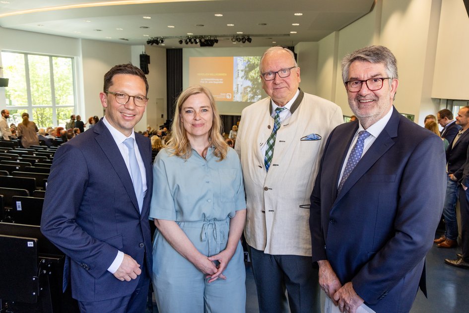 Pressefoto 2 (Philipp Ziebart/Ostfalia): Falko Mohrs, Prof. Dr. Julia Siemüller, Paul-Werner Huppert und Volker Küch in der Aula der Ostfalia Hochschule für angewandte Wissenschaften.