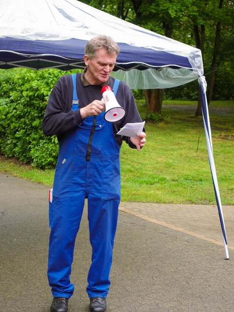 Prof. Dr.-Ing. Lars Kühl beim Gladiatrohr mit Megaphon erklärt die Gewinner des Gladiatrohrs 2026. (öffnet Vergrößerung des Bildes)