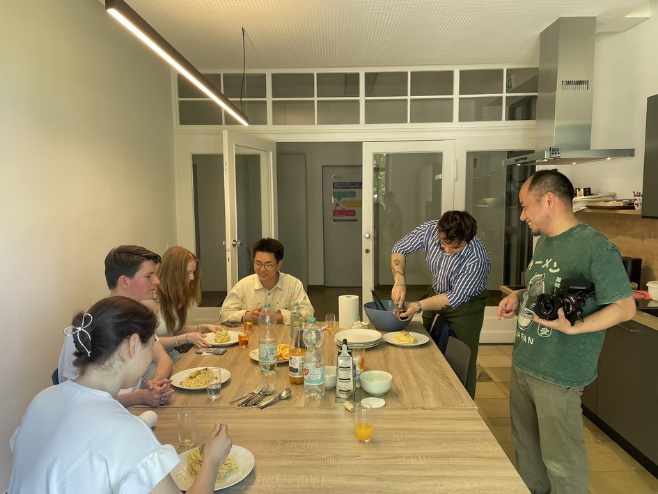 Studierende unterhalten sich in der Küche.