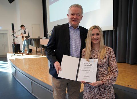 Lisa Steffens (rechts), Studentin an der Fakultät Soziale Arbeit und ehrenamtlich in der Jugendhilfe im Strafverfahren engagiert, erhält von Dr. Thomas Böckmann, Präsident des Rotary-Club Salzgitter-Wolfenbüttel, den "Förderpreis für besonderes soziales Engagement" in Höhe von 1.000 Euro. (öffnet Vergrößerung des Bildes)
