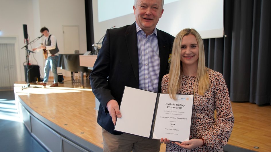 Lisa Steffens (rechts), Studentin an der Fakultät Soziale Arbeit und ehrenamtlich in der Jugendhilfe im Strafverfahren engagiert, erhält von Dr. Thomas Böckmann, Präsident des Rotary-Club Salzgitter-Wolfenbüttel, den 'Förderpreis für besonderes soziales Engagement' in Höhe von 1.000 Euro.