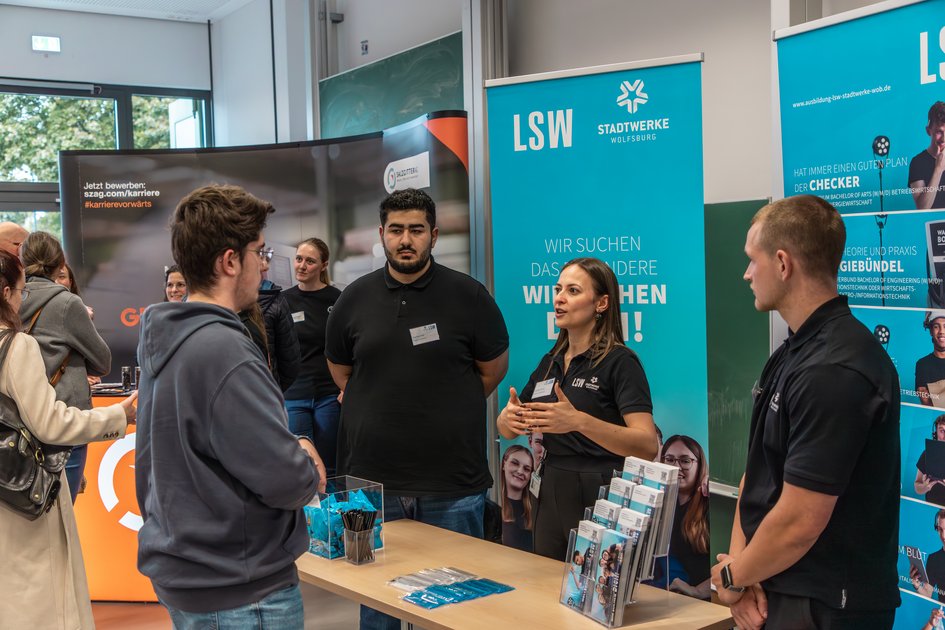 Studieninteressierte bei der Recruiting Night Duales Studium der Ostfalia Hochschule. Am Campus Wolfenbüttel kann man unter anderem Bio- und Umwelttechnik im Praxisverbund studieren.