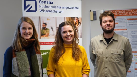 (v.l.n.r.) Laura Fiegenbaum (Schreibwerkstatt), Laura Risse (LeFo/Fakultät H), Prof. Dr. Björn Hermstein (LeFo/Fakultät H). Foto: Ostfalia/Ruhm