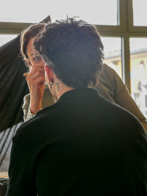 Linda Jedermann schminkt einen Messebesucher. Danach wird Roman Brodel das Bewerbungsfoto machen.