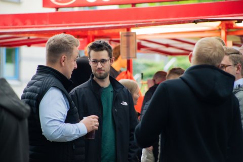Aufnahme vom Stammtisch 2026 im Außenbereich der Fakultät Versorgungstechnik (öffnet Vergrößerung des Bildes)